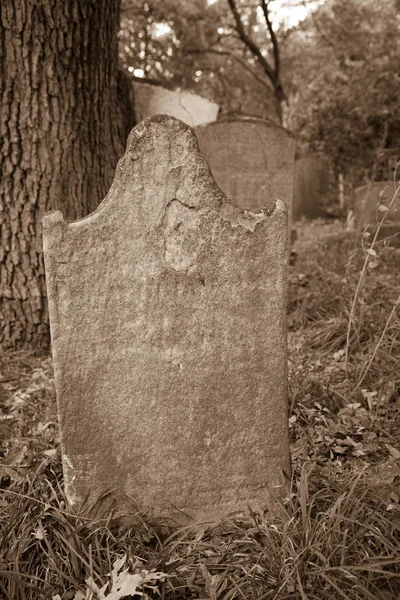 墓地に古い墓石 — ストック写真