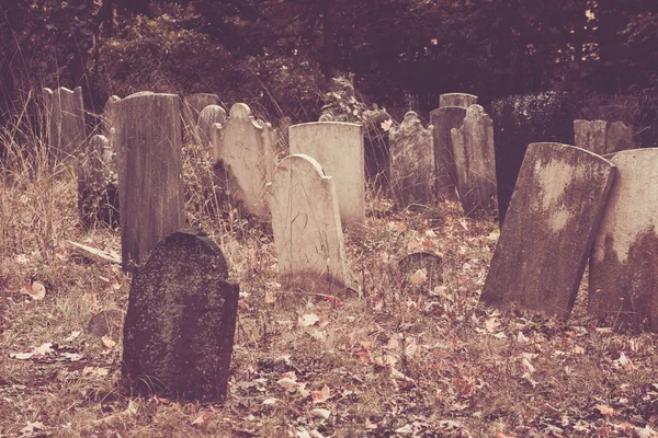 Alte Grabsteine auf Friedhof — Stockfoto