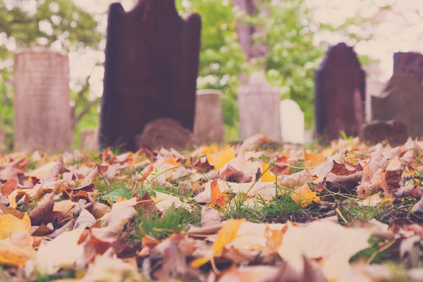 Vecchie lapidi nel Cimitero — Foto Stock