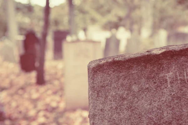 Gamla gravstenar på kyrkogården — Stockfoto