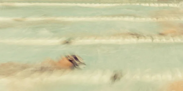 Schwimmen Rückwärtsbewegung verschwimmen — Stockfoto