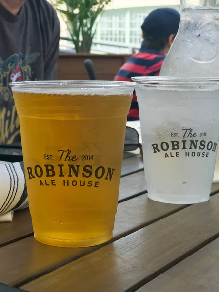 Напитки в Robinson Ale House в Эсбери Парк — стоковое фото