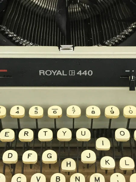 Винтажная пишущая машинка Royal 440 в Thrift Shop — стоковое фото