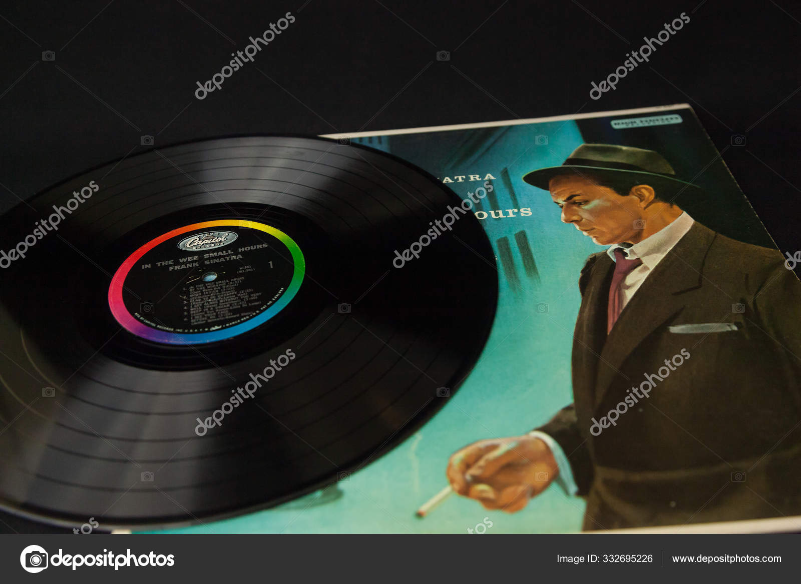 Фрэнк Синатра – Стоковое Редакционное Фото © Luvemak #332695226