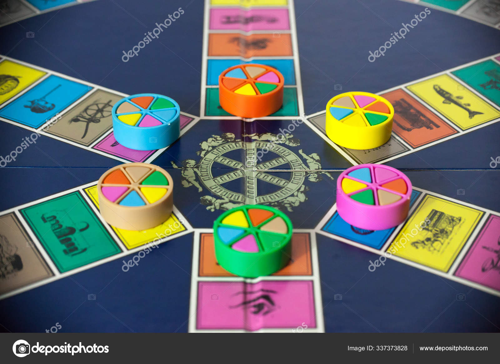 Trivial Pursuit Juego de mesa Edición 80 — Foto editorial de stock ©  luvemak #337373828