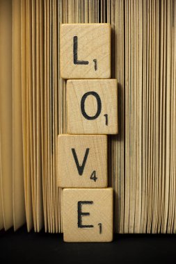 Scrabble Döşemeleri Aşkı Heceler