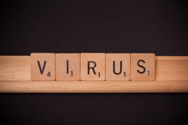 Scrabble Döşemelerindeki Virüs Kelimesi