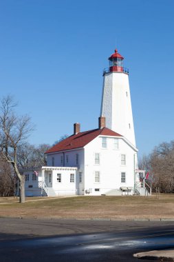 Sandy Hook, New Jersey 'deki Fort Hancock' ta yenilenmiş ve boyanmış Sandy Hook Deniz Feneri manzarası. Fotoğraf Ocak 2020 'de çekildi..