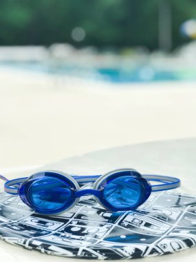 Gözlükler ve Havuz Başlığı
