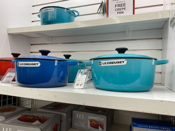 Le Creuset Cookware i närbutiken — Stockfoto