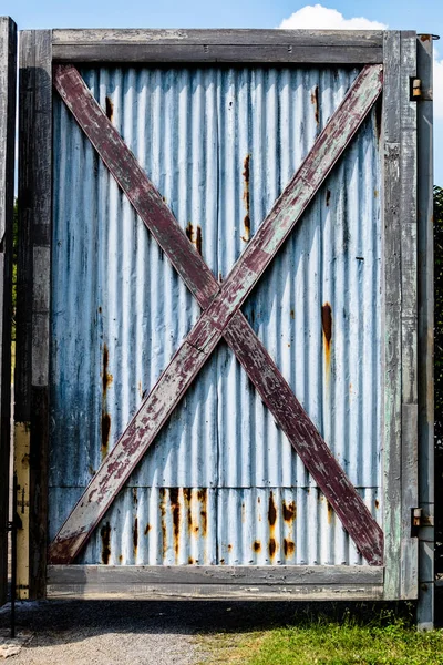 Výztuhy dveře stodoly. — Stock fotografie