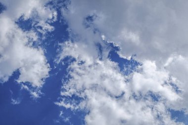 bulutlu mavi gökyüzü.