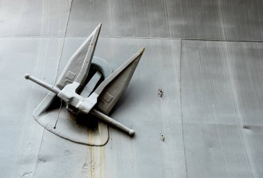 Beyaz savaş gemisi çapa.