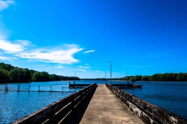 Bir küçük dock veya iskeleden.