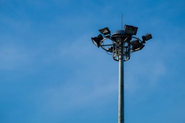 Elektrik direğine mavi gökyüzü arka plan ile.