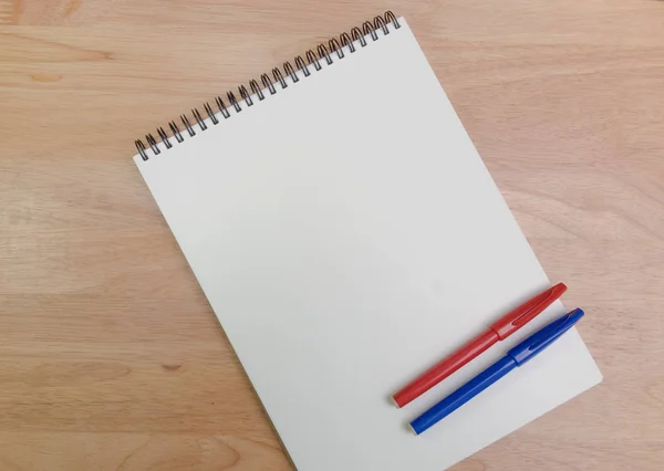 Cuaderno de dibujo con bolígrafos . —  Fotos de Stock