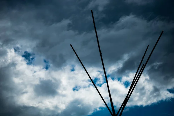 Tente de tipi avec ciel nuageux . — Photo