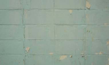 Kırık çimento blok duvar.