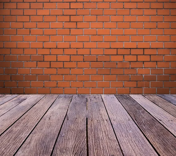 Ziegelwand mit Holzfußboden im Freien. — Stockfoto