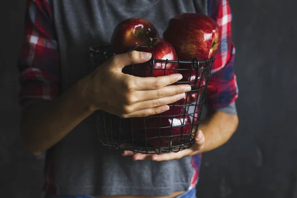 Chicas atractivas manos con manzanas recién cosechadas — Foto de Stock