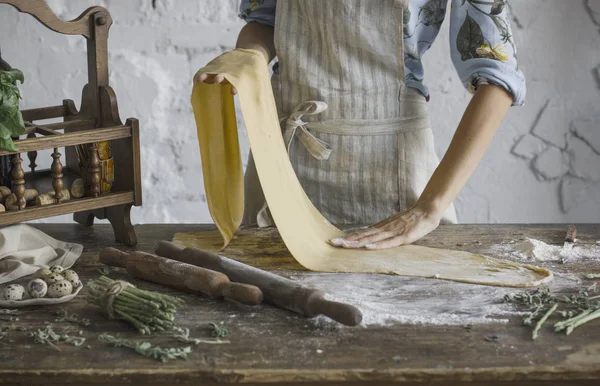 Young woman in the apron preparing the dough for homemade pasta — Stock Photo, Image