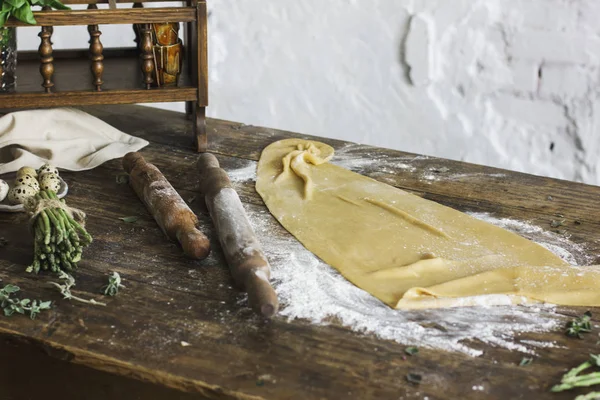 The dough for homemade pasta at the old kitchen table — Stock Photo, Image