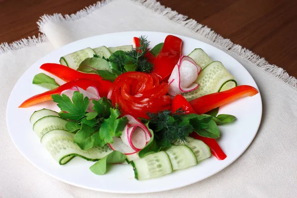 ナプキンに白い板で生の野菜をスライス — ストック写真