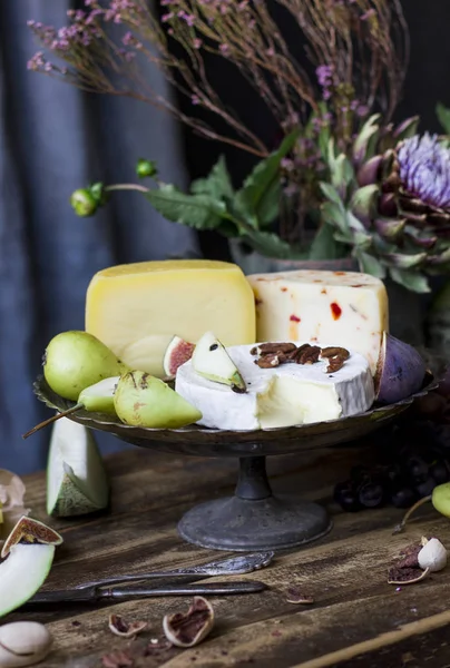 Farklı peynir, taze meyve ve Bahçe çiçek 