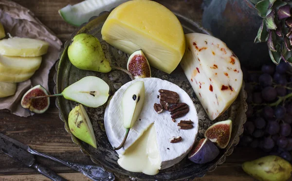 Queijo diferente, frutas frescas no fundo de madeira. A vista de cima — Fotografia de Stock