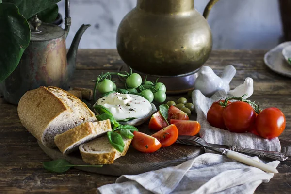 トマト、バジルと粒と新鮮な burrata チーズ パンします。 — ストック写真