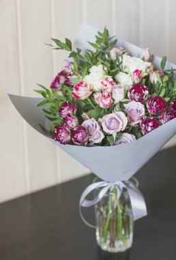 Gri çiçek kağıt beyaz ve pembe sprey gül buketi