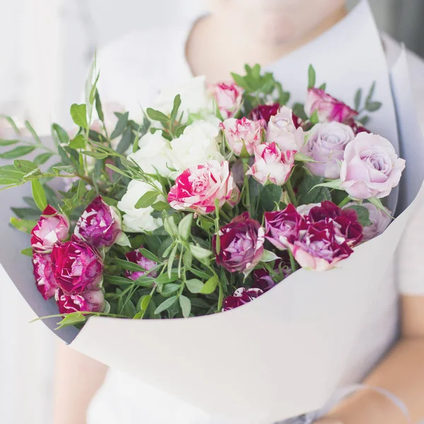 Sprey gül buketi tutan çocuk