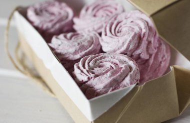 Pembe zephyr zanaat kağıt kutusu beyaz zemin üzerine