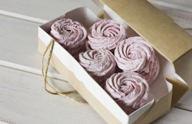 Pembe ev yapımı zephyr zanaat kağıt kutusu beyaz ahşap zemin üzerinde