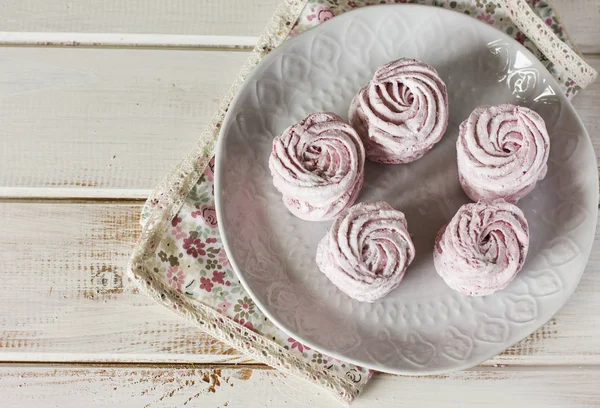 在白色背景上的质朴餐巾复古板自制的粉红色西风 — 图库照片