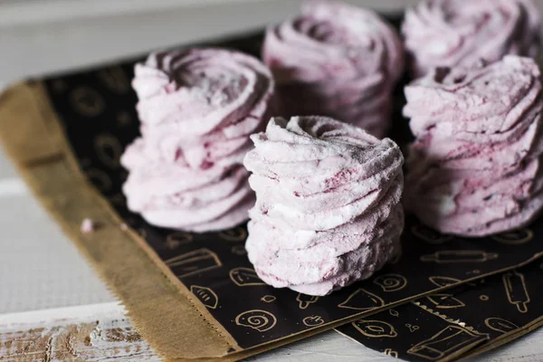Růžová domácí zephyr na papíře černé pekařství — Stock fotografie