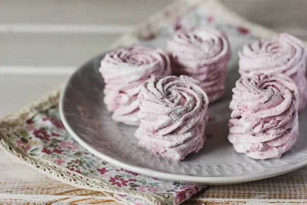 The homemade pink zephyr in white plate on wooden background — Stock Photo, Image