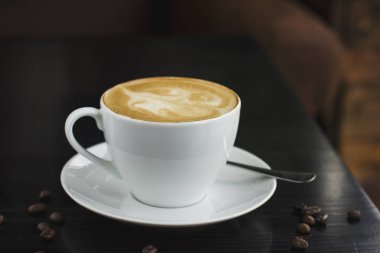 Kafede siyah masada kahve fincan