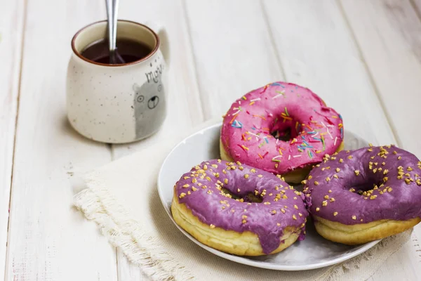 Beyaz tabak ve bardak çay ahşap arka plan üzerinde taze çörek