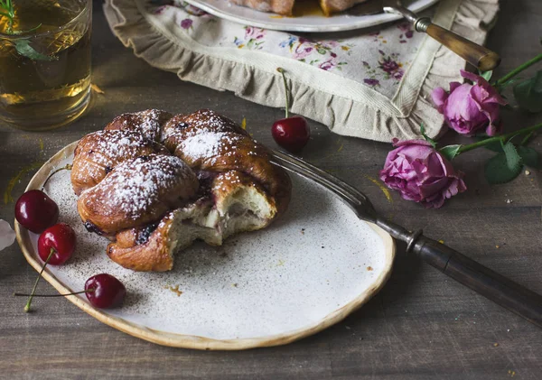 Kiraz ile vintage plaka üzerinde ev yapımı topuz