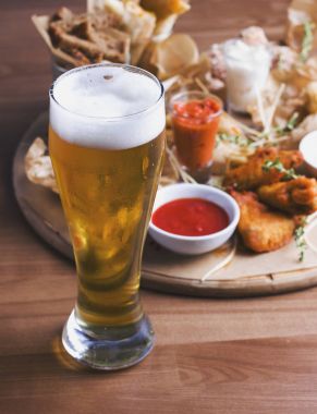 Bardak bira aperatifler arka plan üzerinde