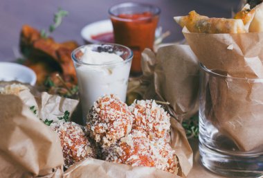 Peynir topları meyilli soslar ve aperatifler