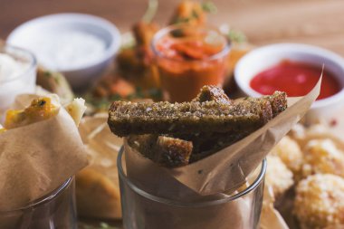 Aperatifler arka plan üzerinde baharatlı kraker