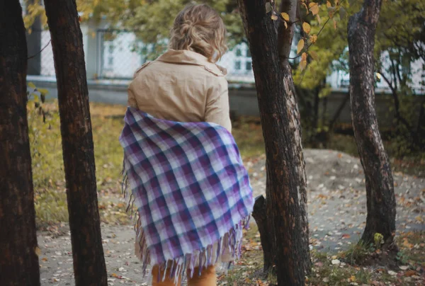 Молодая одинокая женщина, гуляющая в осеннем парке. Одиночество — стоковое фото