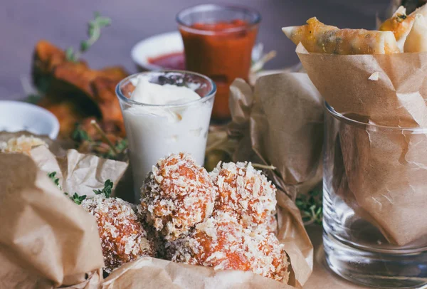 Peynir topları meyilli soslar ve aperatifler