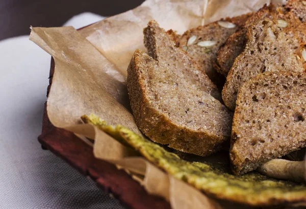 Taze ekmek fırın kağıt üzerinde farklı türleri. Yakın çekim