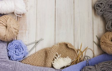 Örgü, iğne ve iplik Beyaz ahşap zemin üzerinde. Kopya alanı