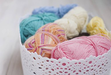 Sepette Beyaz ahşap arka plan üzerinde renkli pamuk ipliği