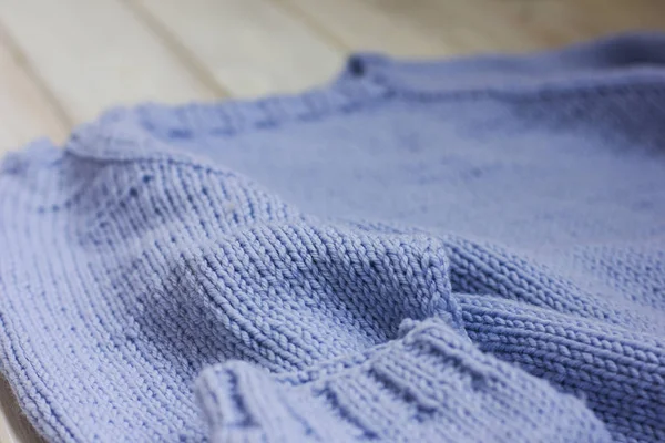 Светло-синий вязальный свитер ручной работы. Закрыть — стоковое фото