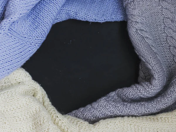 Доска в рамке с вязальной одеждой — стоковое фото